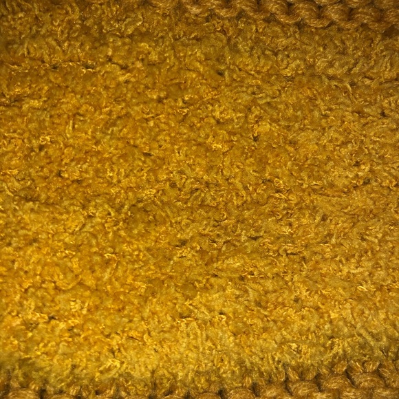 Women’s C.C. Cable Knit Headband - Picture 5 of 7